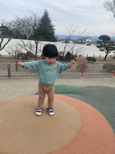 公園で遊ぶ男の子