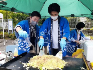 焼きそば焼く2人