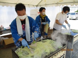 焼きそば焼いている様子