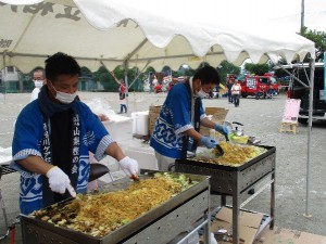やきそば焼く職員